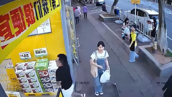 Man crashes into transparent glass in Guangzhou, China