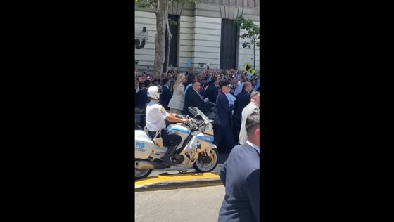 Buenos Aires inauguration: president's triumphal ride through city streets