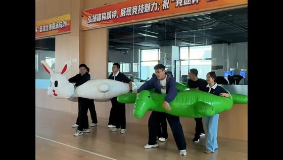 Team hilariously tumbles during inflatable race in Inner Mongolia, China
