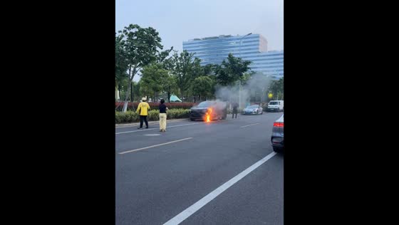 Car catches fire on roadside in Shanghai, China