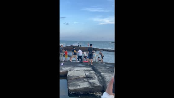 Tourists form human chain to rescue man who slips into sea in Quanzhou, China