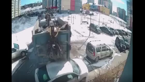Garbage truck causes collision with car and endangers passengers!