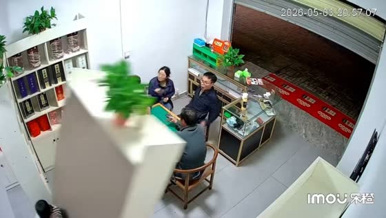 Shelf falls during indoor play, narrowly avoided in Hunan, China