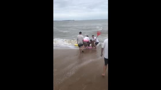 Mother and child rescued from waves in Xiamen