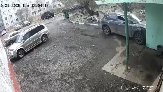 Drunk driver crashes SUV into residential building in Omsk, Russia