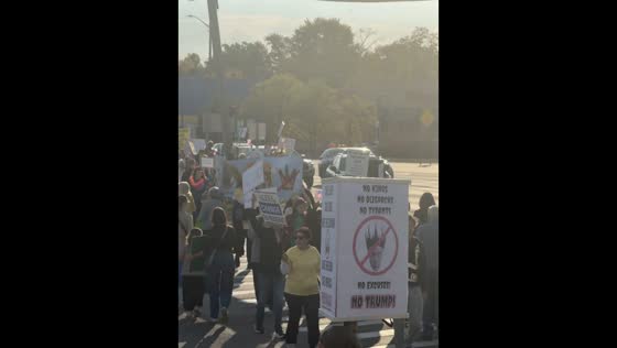 Large crowds unite for “No Kings Day” demonstration in Michigan, USA