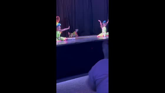 Little girl falls off stage during dance in Buenos Aires, Argentina