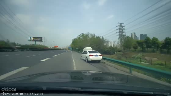 Lane change collision leads to crash on highway in Anhui, China