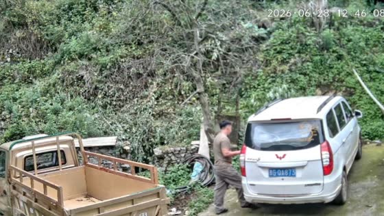 Parked car rolls downhill after wheel chock is removed in Guizhou, China
