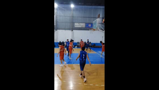 Basketball mishap follows missed shot in Santiago del Estero, Argentina