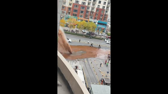 Water pipe bursts creating powerful brown fountain in Shanxi, China