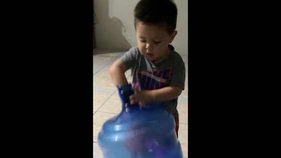Child's hand stuck in water gallon in Palau, Coahuila