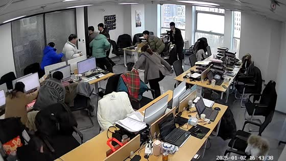 Office workers panic and take cover during earthquake in Ningxia, China