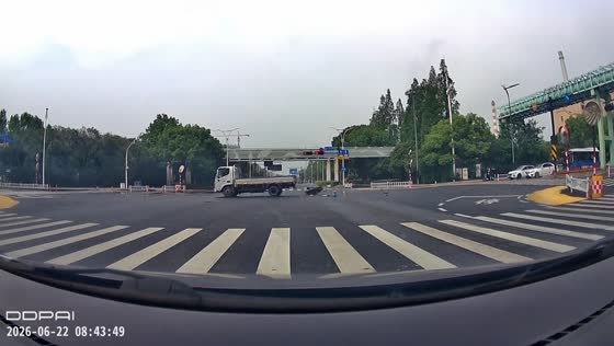 E-bike rider struck by flatbed truck at intersection in Zhejiang, China