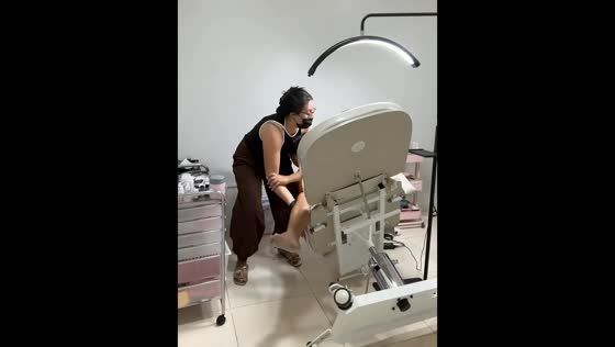 Client's beauty bed tips backward in funny studio mishap in Ipubi, Brazil