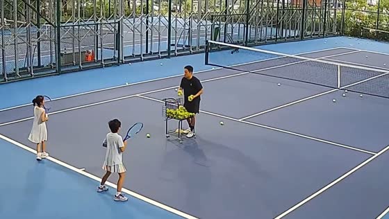 Tennis coach narrowly avoids two incoming balls in Sichuan, China