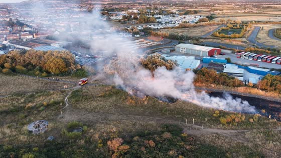 Grass fire spreads rapidly across wasteland in Wales, UK