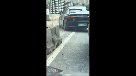 Car with double flat tires disrupts traffic in Shanghai, China