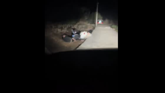 Motorcycle rider falls after headlights turned off in Guangxi province, China