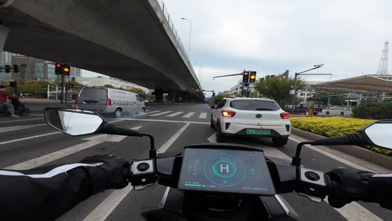 E-bike rider hit by van while crossing an intersection in Jiangsu, China