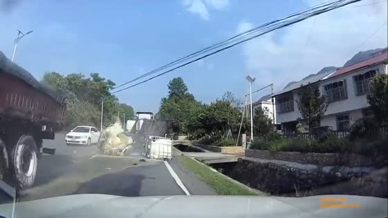 Multi-vehicle crash involving truck and car in Jiangxi, China