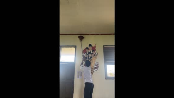 Gecko falls on student’s head as classmates try to chase it away in Cidaun, Indonesia