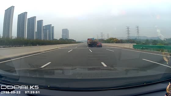 Car crashes into truck on highway in Hubei, China