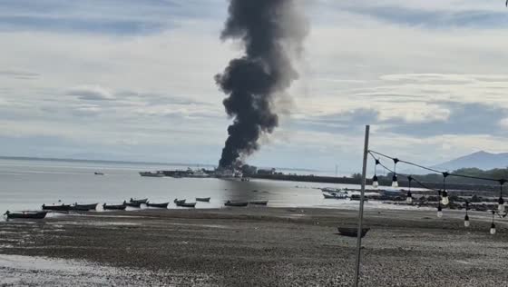 Massive fire breaks out at naval base in La Unión, El Salvador