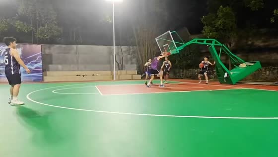 Basketball hoop bends after player hangs on rim in Hunan, China