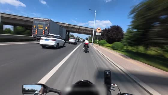 Motorcycle rider crashes after rear-ending another rider on highway in Shandong, China