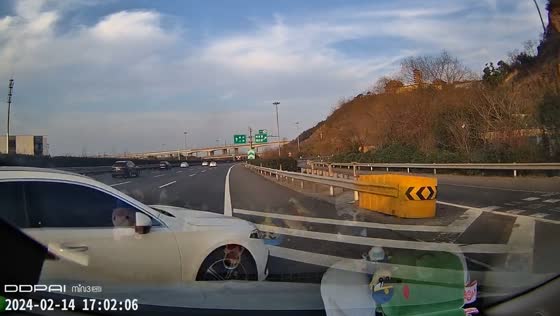 Dashcam footage reveals right-turn collision on Zhejiang highway