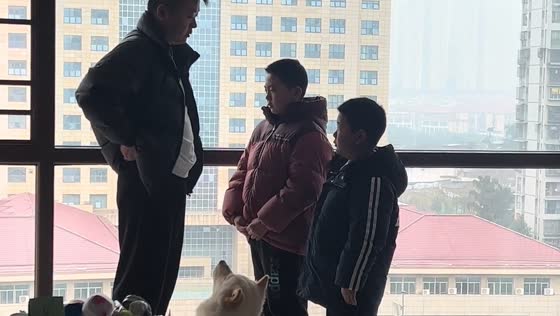 Dad teaches lesson to kids, dog joins in unconsciously