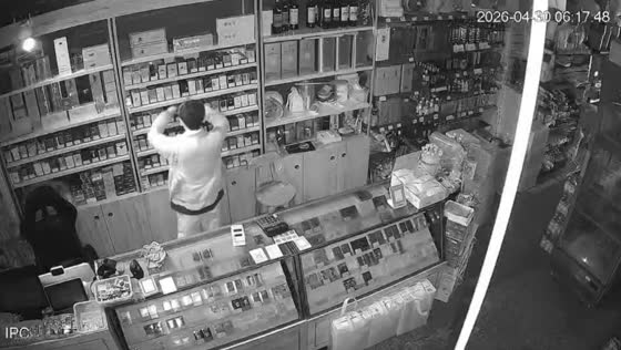 Shop owner stops suspected theft outside store in Zhejiang, China