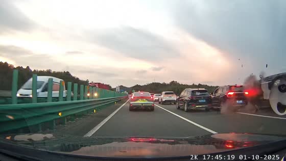 Chain collision in emergency lane during traffic in Anhui, China