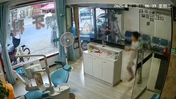 Elderly man crashes motorcycle into dental clinic entrance in Anhui, China