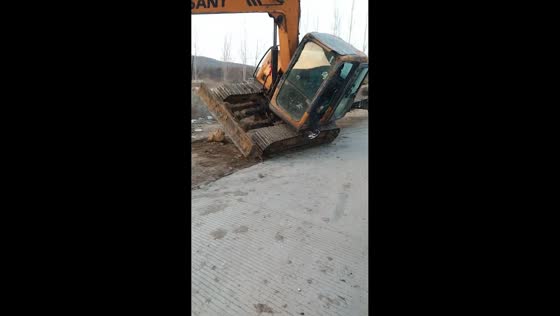 Small excavator overturns during unloading in Heilongjiang, China
