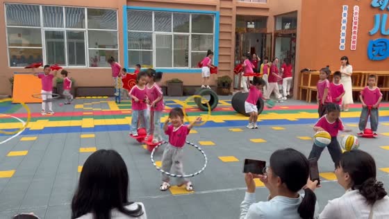 Kindergarten students enjoy outdoor sports and coordination activities in Jiangsu, China