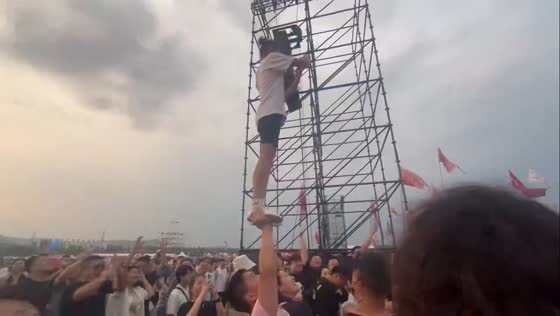 Man lifts woman in handstand stunt at Shanxi, China
