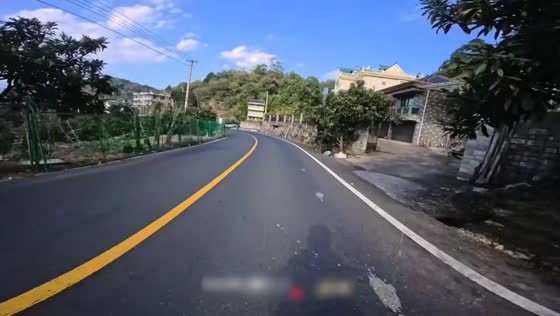 Motorcyclist collides with reversing car after passing a curve in Zhejiang, China