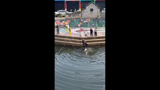Woman rescued from water with help of bystanders in Sichuan, China