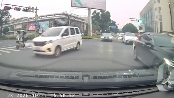 E-bike rider collides with car during left turn at intersection in Shaoxing, Zhejiang, China