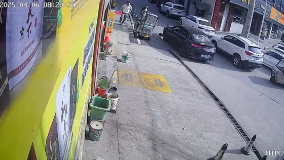 Passersby lift vehicle to rescue little girl run over on street in Hunan, China