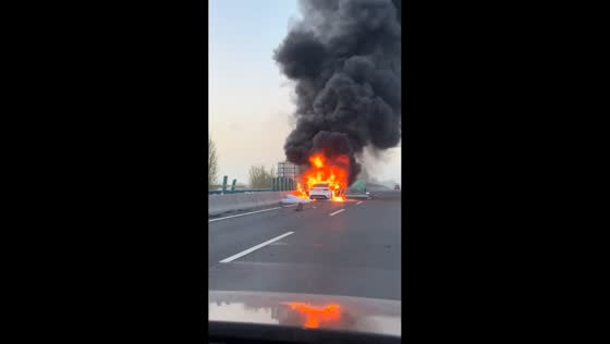 Car catches fire on expressway in Henan, China