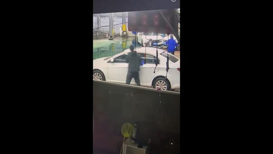 Man hit by car in car wash mishap in Zhejiang, China