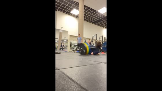 Weightlifting mishap: bar falls on neck, escapes unscathed 