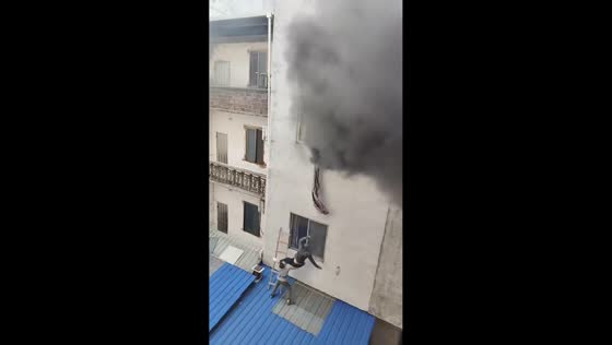 Fire escape attempt collapses platform in Guangxi, China