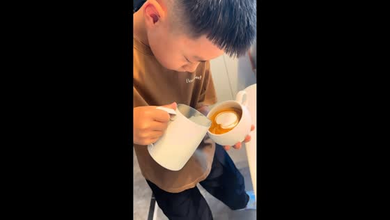 Boy's intense latte art focus leads to funny moment in Sichuan, China