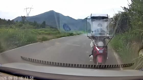 E-scooter rider crashes into car on rural road in Hubei, China