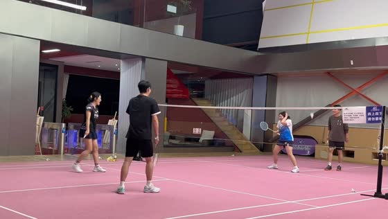 Badminton serve goes wrong in doubles match in Henan, China