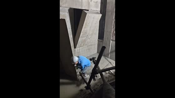 Worker narrowly escapes falling concrete in Zhejiang, China